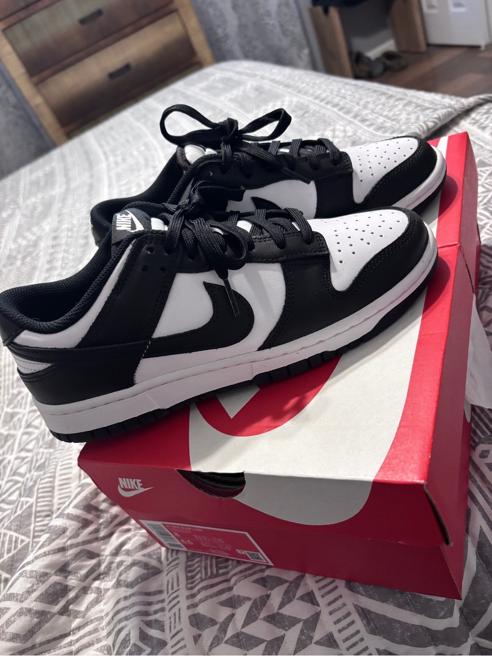 Nike Men’s Black and White Low-Profile Sneakers